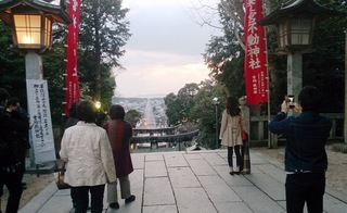 1603121819「宮地嶽神社」参道石段最上部から絶景を見る人たち優013.jpg