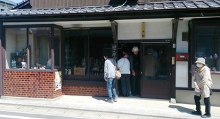〈事務局日記〉0235:@150328281151津屋崎人形原田半蔵店を案内・「クラブツーリズム」 001.jpg