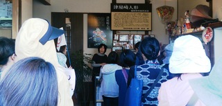 〈事務局日記〉0259:@1511111026「筑前津屋崎人形巧房」を見学する人たち 001.jpg