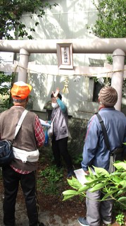 〈事務局日記〉0398：�@2304181505恵比須神社で説明する大賀康子講師1394.JPG