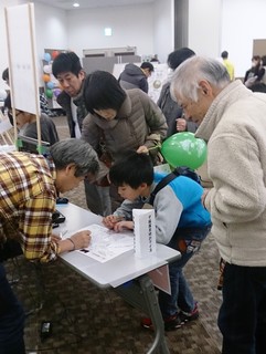 写真1502081458答えを書く子供・「夕陽風景時計クイズ」877.jpg